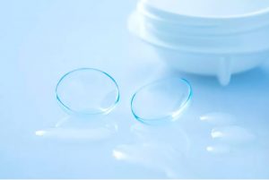 The FDA has approved the first contact lenses to treat allergies and itchy eyes.